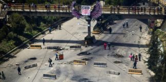 Los bloqueos viales de los partidarios de Evo Morales causan escasez en La Paz
