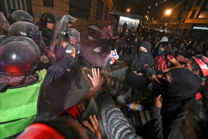 Miles de mujeres protestan contra feminicidios en México en marcha con incidentes