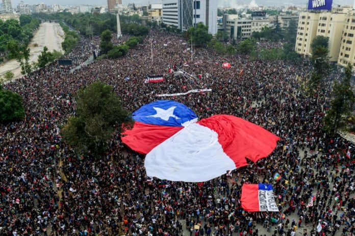 Piñera se abre a reformar la Constitución para aplacar la crisis social en Chile