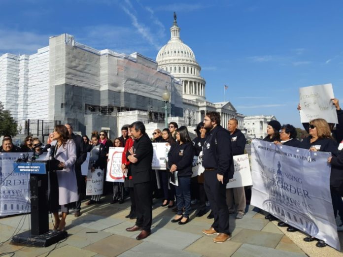 Residentes en la frontera de EEUU denuncian 'racismo' de autoridades contra latinos