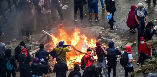 Una nueva marcha masiva en Santiago, con incidentes, incendio y saqueos