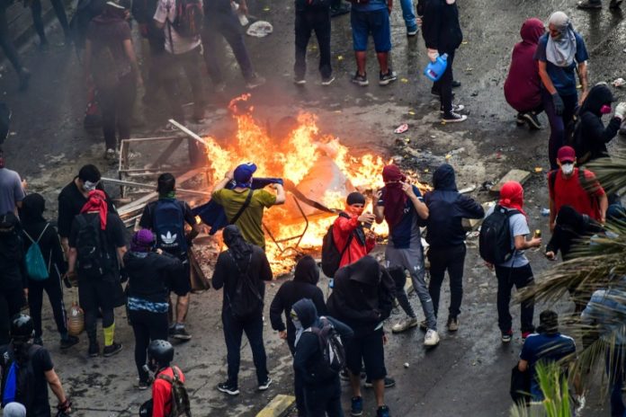 Una nueva marcha masiva en Santiago, con incidentes, incendio y saqueos