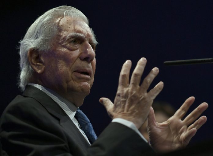 Vargas Llosa dice que con AMLO México podría volver a la 