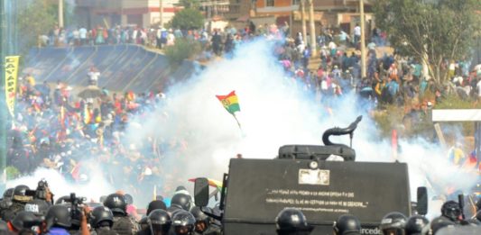 Áñez amenaza a Morales con acciones judiciales en día de violencia en Bolivia