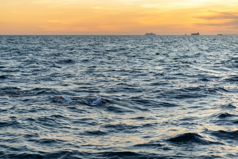 Atleta panameño sin una pierna quiere cruzar a nado el Canal de La Mancha