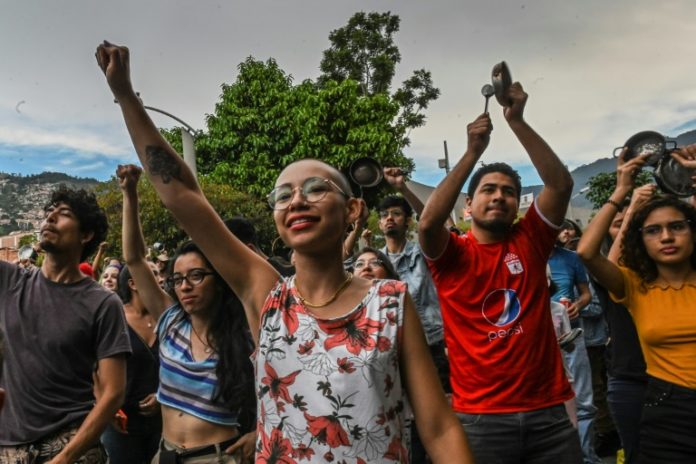 Cientos colman las calles en Colombia en undécimo día de protestas contra el gobierno