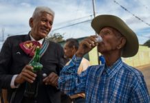De whisky a cocuy, la crisis cambia el brindis de los venezolanos