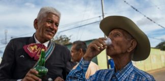 De whisky a cocuy, la crisis cambia el brindis de los venezolanos