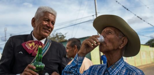 De whisky a cocuy, la crisis cambia el brindis de los venezolanos