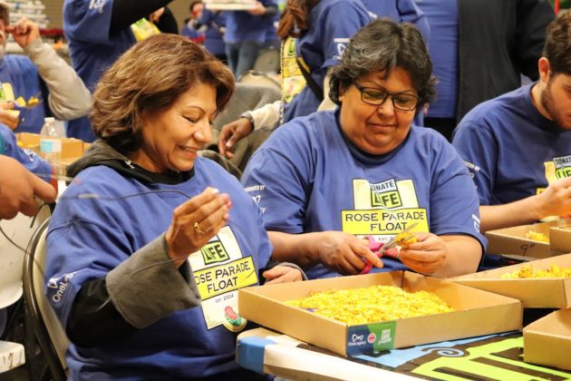 voluntarias ayudan carroza de done vida