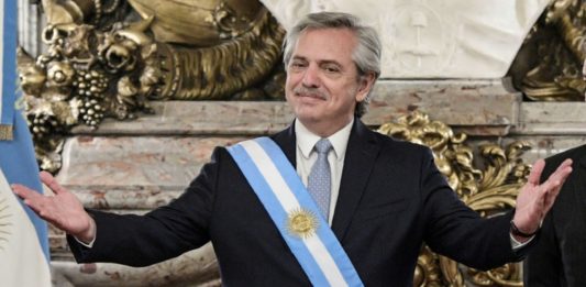 Fernández comienza su difícil gobierno en Argentina