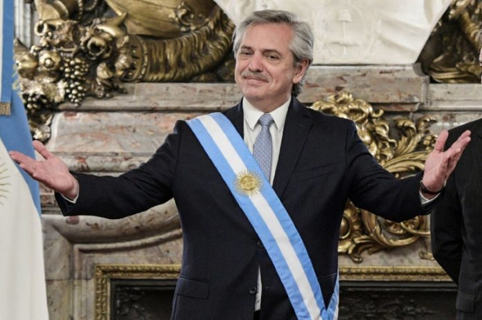Fernández comienza su difícil gobierno en Argentina