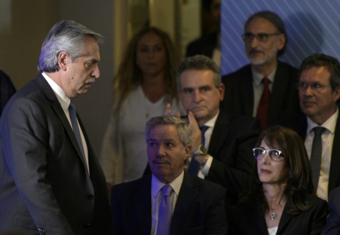Fernández gobernará Argentina con un académico heterodoxo en ministerio de Economía