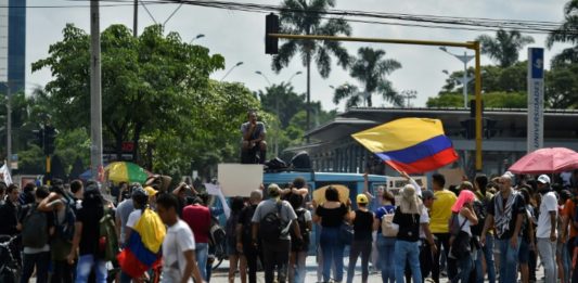 Miles de personas se unen a tercer "paro nacional" contra Duque en Colombia