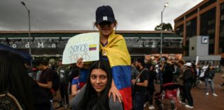 Nutrida marcha con artistas aviva protesta contra gobierno en Colombia