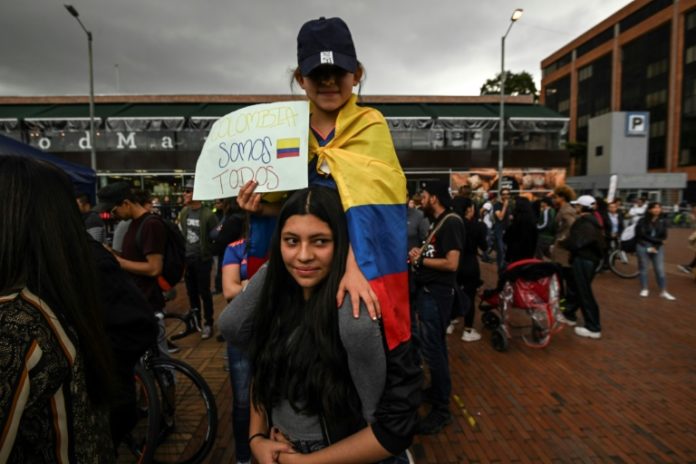 Nutrida marcha con artistas aviva protesta contra gobierno en Colombia