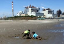 Sobrevivir al "Chernóbil chileno", un enclave industrial que envenena las costas