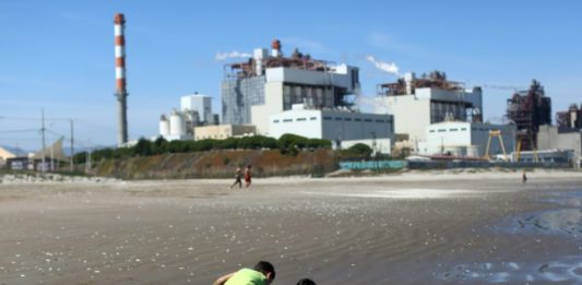 Sobrevivir al "Chernóbil chileno", un enclave industrial que envenena las costas