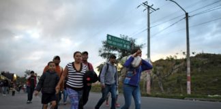 Caravana de migrantes hondureños avanza en Guatemala, que fortalece controles con ayuda de EEUU