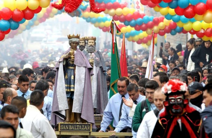 Con ancestral recorrido en lancha, pueblo mexicano celebra a los Reyes Magos