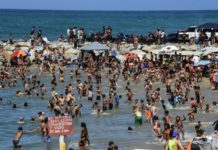 En la playa en Venezuela - alcohol, reguetón y 'ningún cambio' en el horizonte