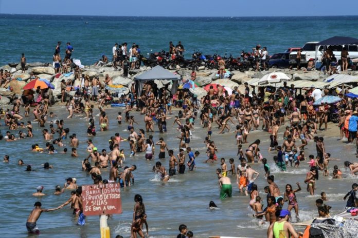 En la playa en Venezuela - alcohol, reguetón y 'ningún cambio' en el horizonte
