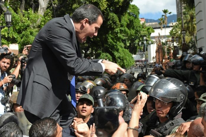 Guaidó jura como 'presidente encargado' en la sede del Parlamento y llama a la calle