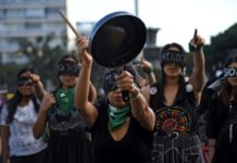 Marcha de mujeres recrimina a presidente de Guatemala muerte de menores en incendio