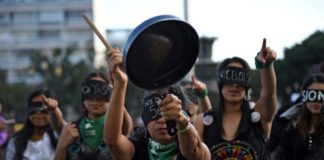 Marcha de mujeres recrimina a presidente de Guatemala muerte de menores en incendio