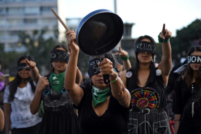 Marcha de mujeres recrimina a presidente de Guatemala muerte de menores en incendio