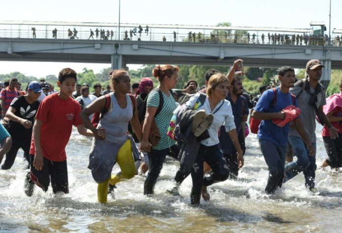 México busca contener a caravana de migrantes que intenta cruzar desde Guatemala