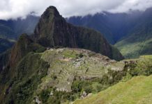 Policía peruana detiene a turistas por dañar templo y defecar en Machu Picchu