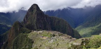 Policía peruana detiene a turistas por dañar templo y defecar en Machu Picchu