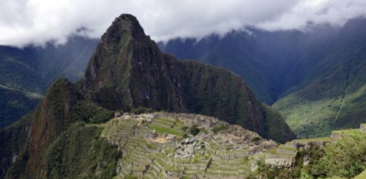 Policía peruana detiene a turistas por dañar templo y defecar en Machu Picchu