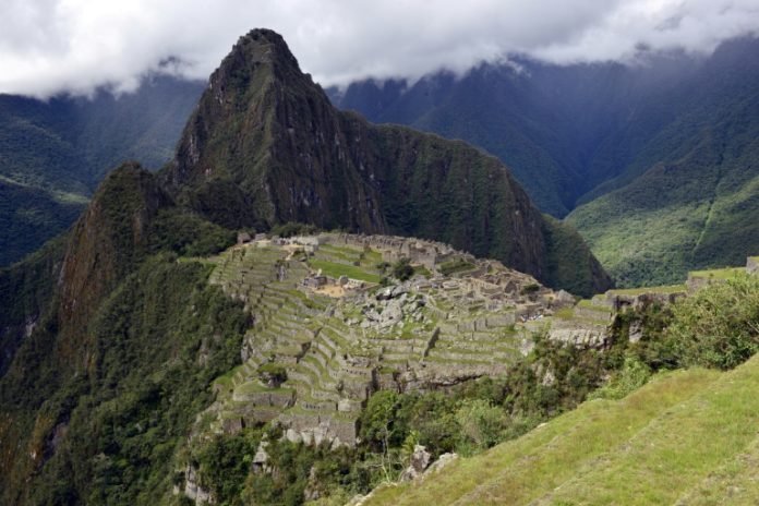 Policía peruana detiene a turistas por dañar templo y defecar en Machu Picchu Policía peruana detiene a turistas por dañar templo y defecar en Machu Picchu