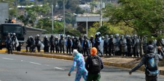 Policías reprimen a universitarios que protestan contra el gobierno en Honduras