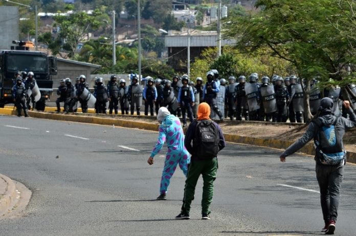 Policías reprimen a universitarios que protestan contra el gobierno en Honduras