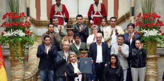 Presidenta de Bolivia pide renuncia de sus ministros y apunta a las elecciones