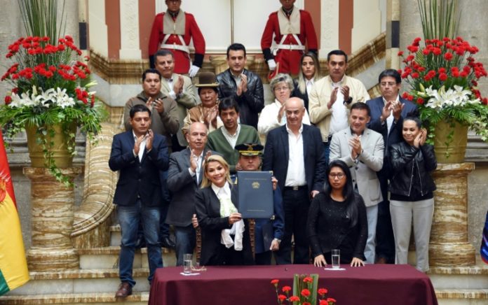 Presidenta de Bolivia pide renuncia de sus ministros y apunta a las elecciones Presidenta de Bolivia pide renuncia de sus ministros y apunta a las elecciones