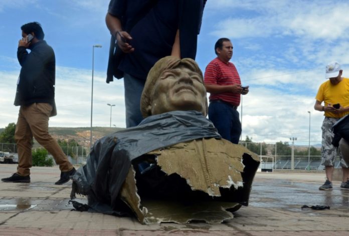 Retiran busto de Evo Morales de un polideportivo en el centro de Bolivia