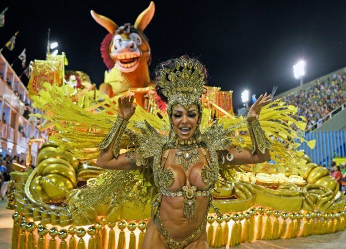 Alegría y protesta en el cierre de los desfiles del carnaval de Rio