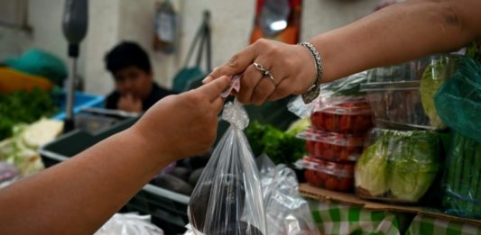 Ciudad de México busca combatir su adicción al plástico desechable