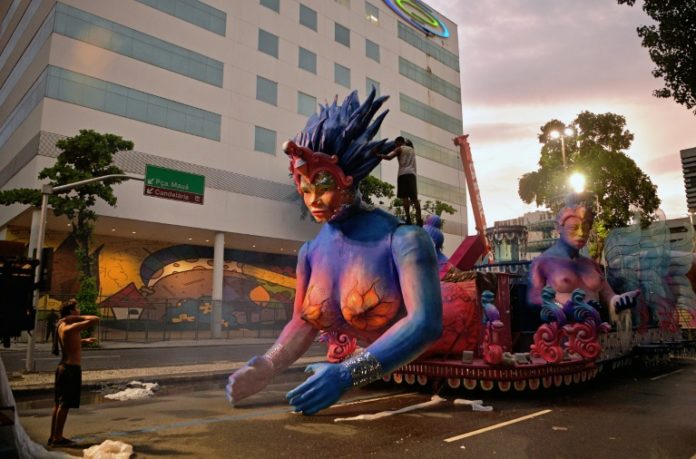 Escuelas de samba suben el tono a su crítica social en carnaval de Rio