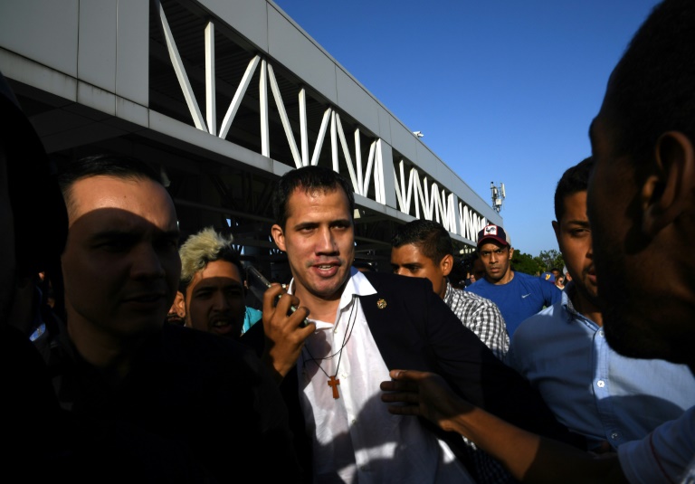 Guaidó vuelve a Venezuela en medio agresiones y anuncia nueva ofensiva contra Maduro