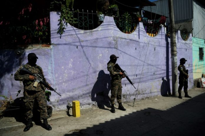 La policía salvadoreña detiene a más de 100 miembros de la Mara Salvatrucha La policía salvadoreña detiene a más de 100 miembros de la Mara Salvatrucha