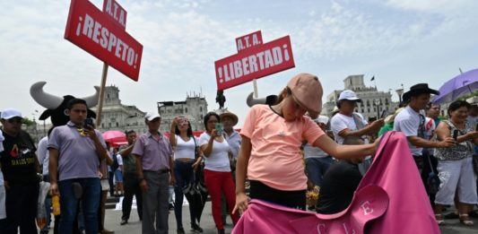 Miles de peruanos marchan en defensa de las corridas de toros y peleas de gallos