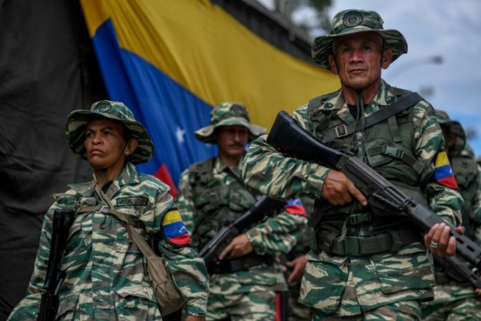 Militares venezolanos se ejercitan ante supuestas amenazas de 