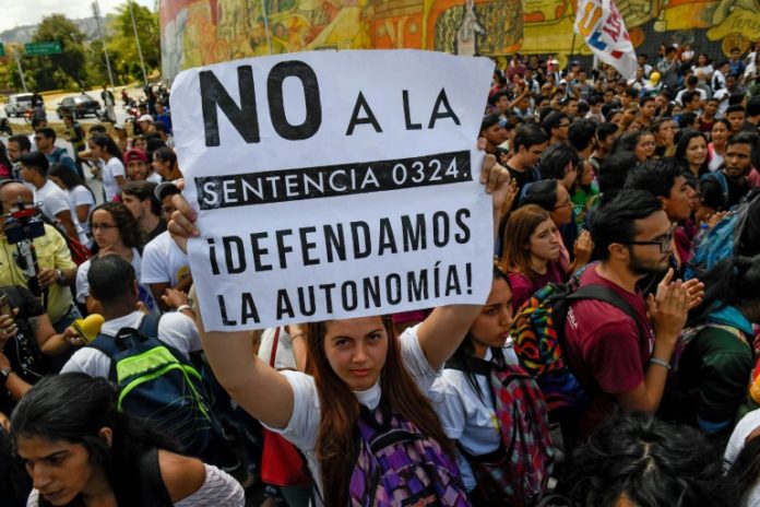 Opositores y oficialistas protagonizaron jornada de manifestaciones en Venezuela