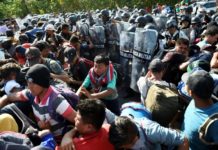 Miembros de la Guardia Nacional mexicana repelen a migrantes centroamericanos que viajan en caravana a Estados Unidos, en Ciudad Hidalgo, Chiapas, México, el 23 de enero de 2020 © AFP/Archivos ALFREDO ESTRELLA