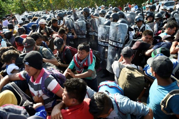 Miembros de la Guardia Nacional mexicana repelen a migrantes centroamericanos que viajan en caravana a Estados Unidos, en Ciudad Hidalgo, Chiapas, México, el 23 de enero de 2020 © AFP/Archivos ALFREDO ESTRELLA